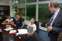 Rector y estudiantes de Olimpiadas de Matemática