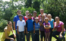 Estudiantes de la UCR con niños y niñas de Puriscal