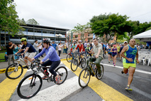 Personas corriendo y en bicicleta en competencia