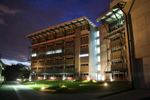 Edificio con iluminación nocturna