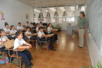 Niños y niñas recibiendo clases