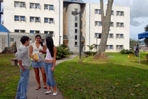 Estudiantes frente a residencias