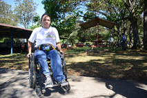 el encuentro caminando hacia una universidad inclusiva propone cambios institucionales para convertir a la universidad pública en centros inclusivos para toda la población. para gabriel salas mora, estudiante de agronomía, cumplir con las prácticas agrícolas implica un desafío mayor que para el resto de sus compañeros de carrera, pero recibe apoyo del personal docente de las estaciones agrícolas para su movilización en los campos (foto rafael león).