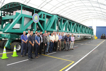 Integrantes de la Alianza junto a un HVS