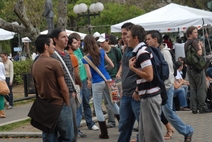 jóvenes participan en competencia