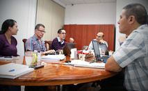 Alonso Castro con coordinadores y vicerrector de Acción Social