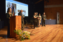 en representación del dr. shyam nandwany, su esposa y otros familiares recibieron el premio en la categoría persona física (foto hilda carvajal miranda).