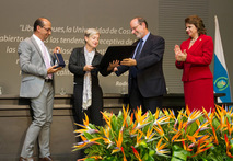 Entrega título doctorado