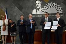 el director de la escuela de administración de negocios m.sc. gustavo bado entregó los certificados de acreditación otorgados por el sinaes al estudiante santiago vargas rodríguez. observan el rector de la ucr, el presidente del sinaes y la profesoras zaida araya y maría del pilar zeledón  (foto laura rodríguez). 