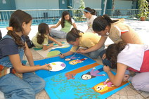 Niñas pintando 
