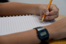 aún no exixte consenso científico que explique las razones de por qué algunas personas nacen zurdas, total o parcialmente.