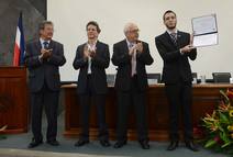 el estudiante de estadística pedro yglesias davidson recibió de manos del director de la escuela de estadística fernando ramírez hernández el certificado de acreditación de esta carrera universitaria (foto laura rodríguez). 