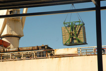 Barco de carga en  muelle de Moín