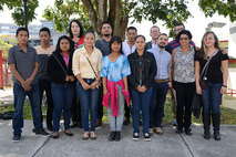Estudiantes indígenas, vicerrectora de Vida Estudiantil y funcionarios de la UCR