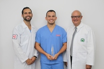 de izquierda a derecha, el  dr. sergio ortiz, coordinador de la sección de periodoncia, el sr. marcelino fernández, estudiante premiado y el dr. carlos filloy, decano de la facultad de odontología.
