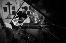 el pianista mexicano julio torres y susan campos, son dos de los músicos y compositores que participarán en el encuentro sobre estudios sonoros y creación experimental (foto cortesía susan campos).