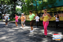 Universitarios ejercitándose