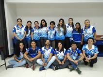 este es parte del equipo que conformó la comisión que conformaron el área terapia física. en total 15 personas, entre ellos estudiantes de tercer, cuarto y quinto año, así como profesores, sobresalieron por su arduo trabajo con el fin de atender a los deportistas durante los juncos 2017, con un promedio de 40 a 60 horas de trabajo donadas. foto: unidad de programas deportivos y artísticos de la ucr.