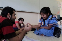 además de brindar tutorías a los colegiales de décimo y undécimo año, los estudiantes universitarios conocen y se involucran con las comunidades indígenas (foto: denis castro). 