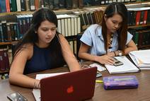 Estudiantes en biblioteca