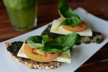 una dieta vegetariana adecuada no provoca ningún problema. si se desea obtener todos sus beneficios, es necesario asesorarse con un profesional de la nutrición, con el objetivo de garantizar que las fuentes de proteínas son las adecuadas, los tiempos de comida óptimos, y que no se esté limitando el consumo de alimentos importantes.