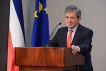 el expresidente del parlamento europeo, sr. enrique barón, fue el invitado especial de la actividad y realizó una reflexión sobre los retos que enfrenta la unión europea en el escenario actual.