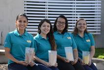 Cuatro estudiantes sentadas. Las jóvenes Stephanie Araya, Ana Ligia Vargas, Tatiana Fuentes y …