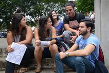 Estudiantes de la Universidad de Costa Rica en la Ciudad Universitaria Rodrigo Facio. 