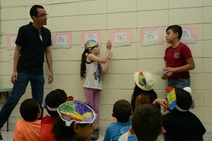 a lo largo de 60 años la facultad de educación de la ucr ha sabido responder a los diferentes contextos educativos, así como ha investigado e innovado en la interacción enseñanza/aprendizaje entre docentes y estudiantes. en la fotografía: actividad en la escuela emma gamboa de la ucr. 