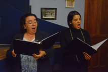 Mujeres cantando