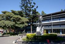 la ucr se ubica en el rango 411-420 en la clasificación mundial de universidades qs del 2018, al tiempo que se coloca entre las quince mejores universidades de américa latina . forografía muestra monumento a rodrigo facio brenes, en campus central de la ucr.