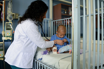 el programa de posgrado en especialidades médicas de la universidad de costa rica (ucr) dio la bienvenida en este segundo semestre a 95 nuevos residentes en el campus rodrigo facio. con ellos, un total de 266 se especializarán en diversas ramas médicas que permitirán ampliar la atención que recibe la población. imágenes con fines ilustrativos.