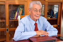 el dr. daniel camacho monge fue el último en recibir este reconocimiento. (foto. andrea jiménez).