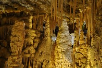 los espeleotemas formados en cavernas de roca constituyen archivos naturales que pueden aportar datos a los especialistas para conocer el clima del pasado (foto tomada de internet bajo licencia de creative commons).