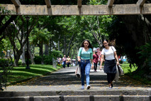 mujeres caminando en el parque nacional, san josé, costa rica. 