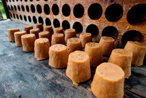 Un trabajador del Trapiche Hermanos Arias realiza el proceso de elaboración de tapas de dulce.