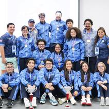 Estudiantes del equipo de ajedrez de la UCR con las medallas obtenidas en JUNCOS 2023.