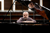 carlos escalante macaya, compositor y docente de la escuela de artes musicales, fue galardonado con el premio naciona de música carlos enrique vargas 2022, en la categoría de composición, por su obra "obscur". 