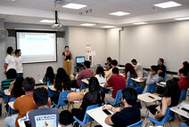 Muchos estudiantes en una clase