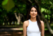 la joven escritora ya cuenta con dos premios nacionales a su haber, uno por su novela cómo sobrevivir a una tormenta extranjera, y el más reciente por sus cuentos monstruos bajo la lluvia.