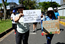 Senderistas en la milla verde