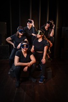 Elenco de la obra utilizando visores
