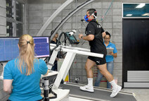 Atleta Andrés Acuña realizando prueba de consumo máximo de oxígeno