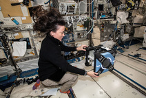 Mujer manipulando un robot