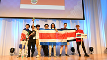 seis estudiantes con la bandera costarricense representando al país en las olimpiadas de …