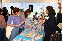 Persona comprando en la Feria de las Artes 2022