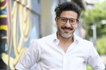 josé manuel conejo vargas, docente de la escuela de artes drámaticas y ganador del premio nacional de teatro ricardo fernández guardia 2022, en la categoría de diseño, en conjunto con douglas mora aguilera, andrea chacón rodríguez, micaela canales barquero y francesco bracci moreno, por su trabajo en la obra "paso".