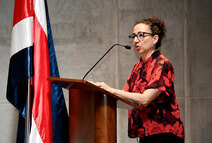 Plano medio de Gabriela Arguedas Ramírez en el podio del auditorio de la Plaza de la Autonomía.