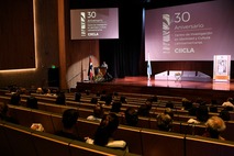 El auditorio del aula magna. En el escenario se aprecian varios rótulos de celebración de los 30 …
