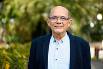 Plano medio de Daniel González Álvarez frente al edificio de la Facultad de Derecho. Al fondo, la …